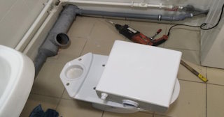 Установка напольного унитаза в Лянторе: монтаж под ключ от СантехДомЛнт от 5272 рублей.
